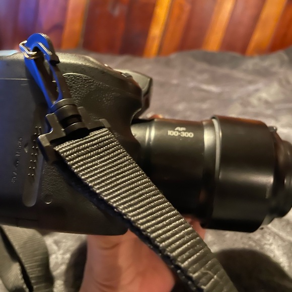 High-Performance Black Digital Camera with Strap - Picture 1 of 8